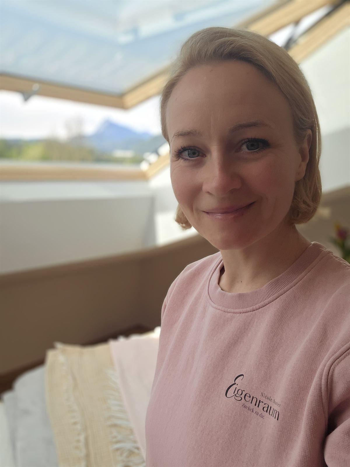 Nicole Santer im Eigenraum-Pullover, Dachstudio mit Bergblick